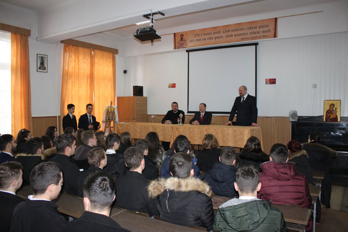 Activităţi cu tineri gălăţeni, închinate Sfinţilor Trei Ierarhi 45446