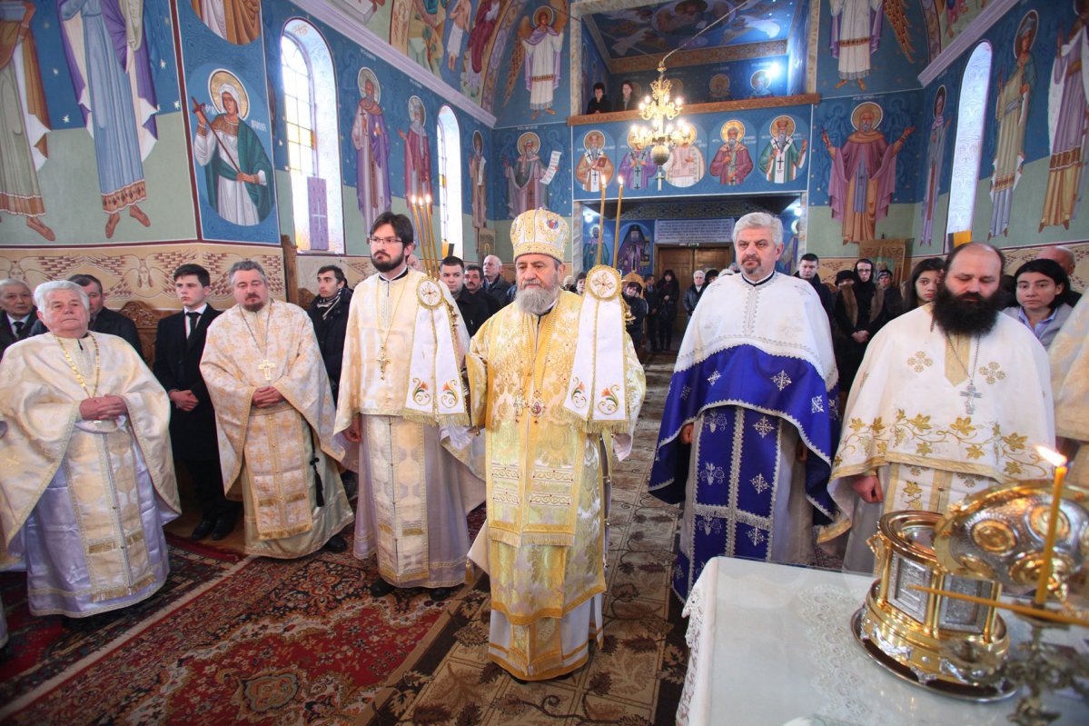 Slujiri arhiereşti în Duminica a 17-a după Rusalii 45382