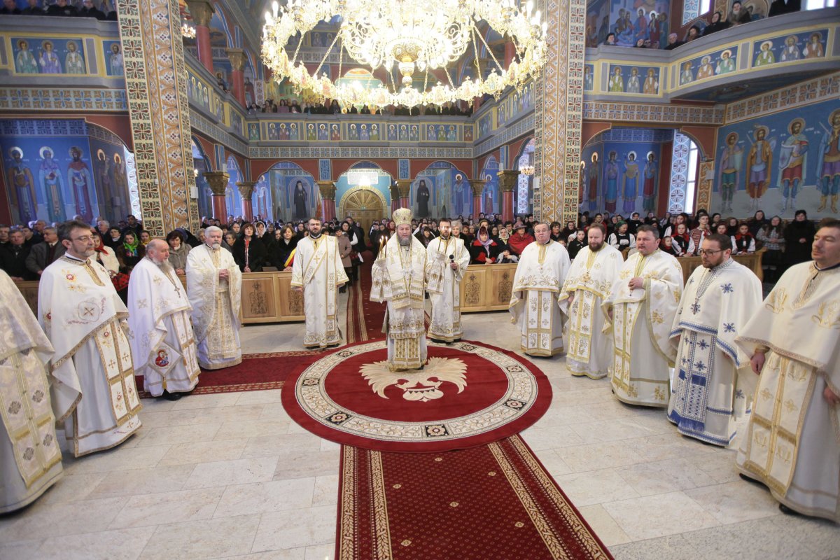 Slujiri arhiereşti în Duminica a 17-a după Rusalii 45393