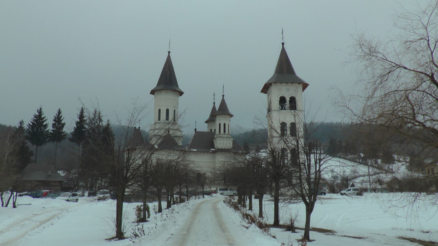 Liturghii arhiereşti în parohiile Gheorghiţeni şi Slătioara 45281