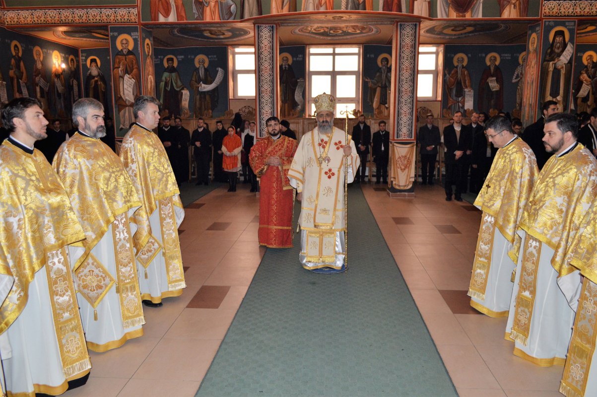 Sărbătoarea Sfinţilor Trei Ierarhi în biserici şi şcoli teologice 45290