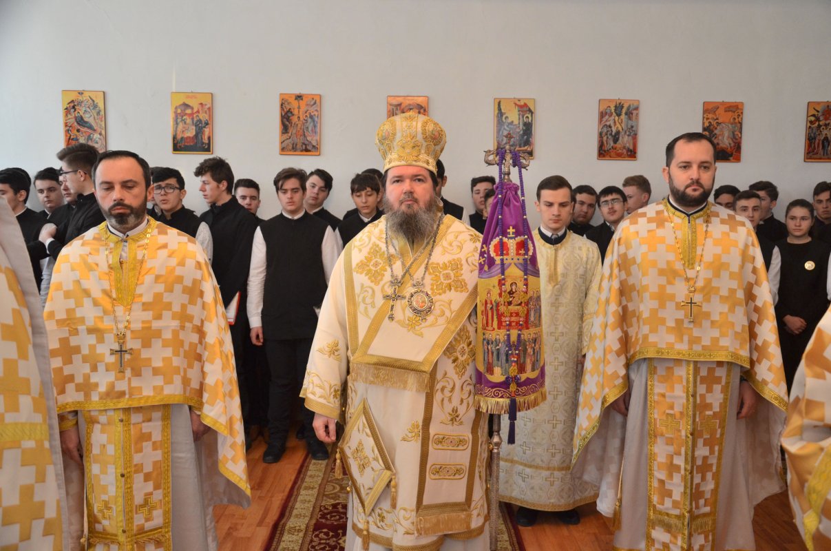 Sărbătoarea Sfinţilor Trei Ierarhi în biserici şi şcoli teologice 45296