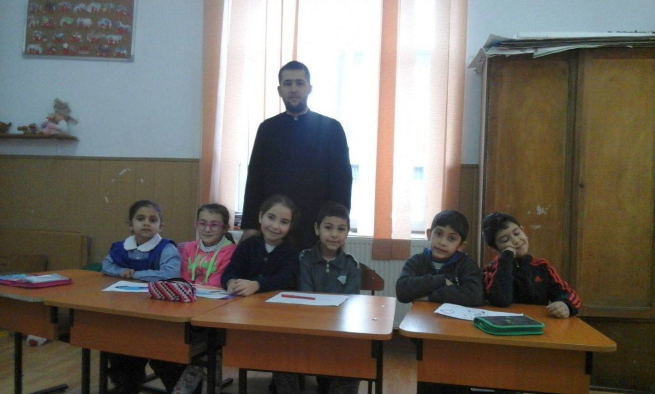 Activităţi de catezihare pentru rromii din Sîmbotin, Vâlcea 45100