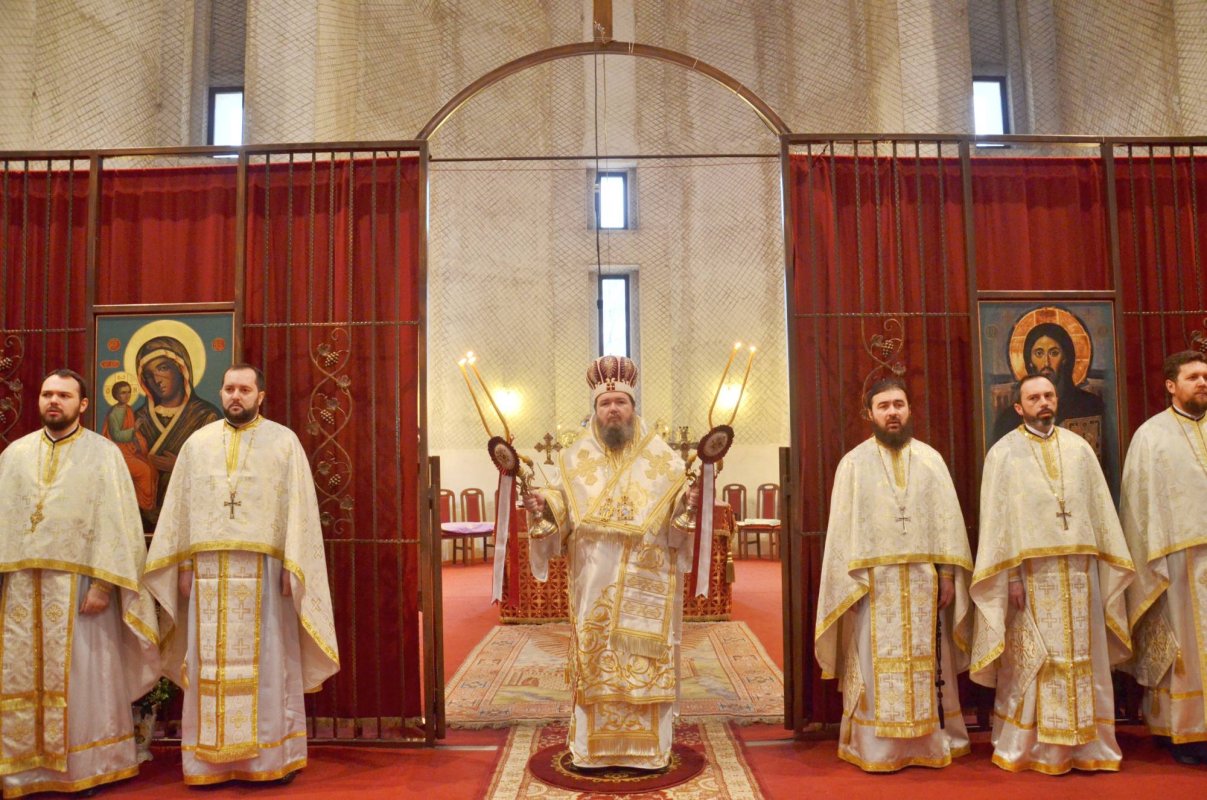 Slujiri arhiereşti în Duminica Vameşului şi a Fariseului 44980