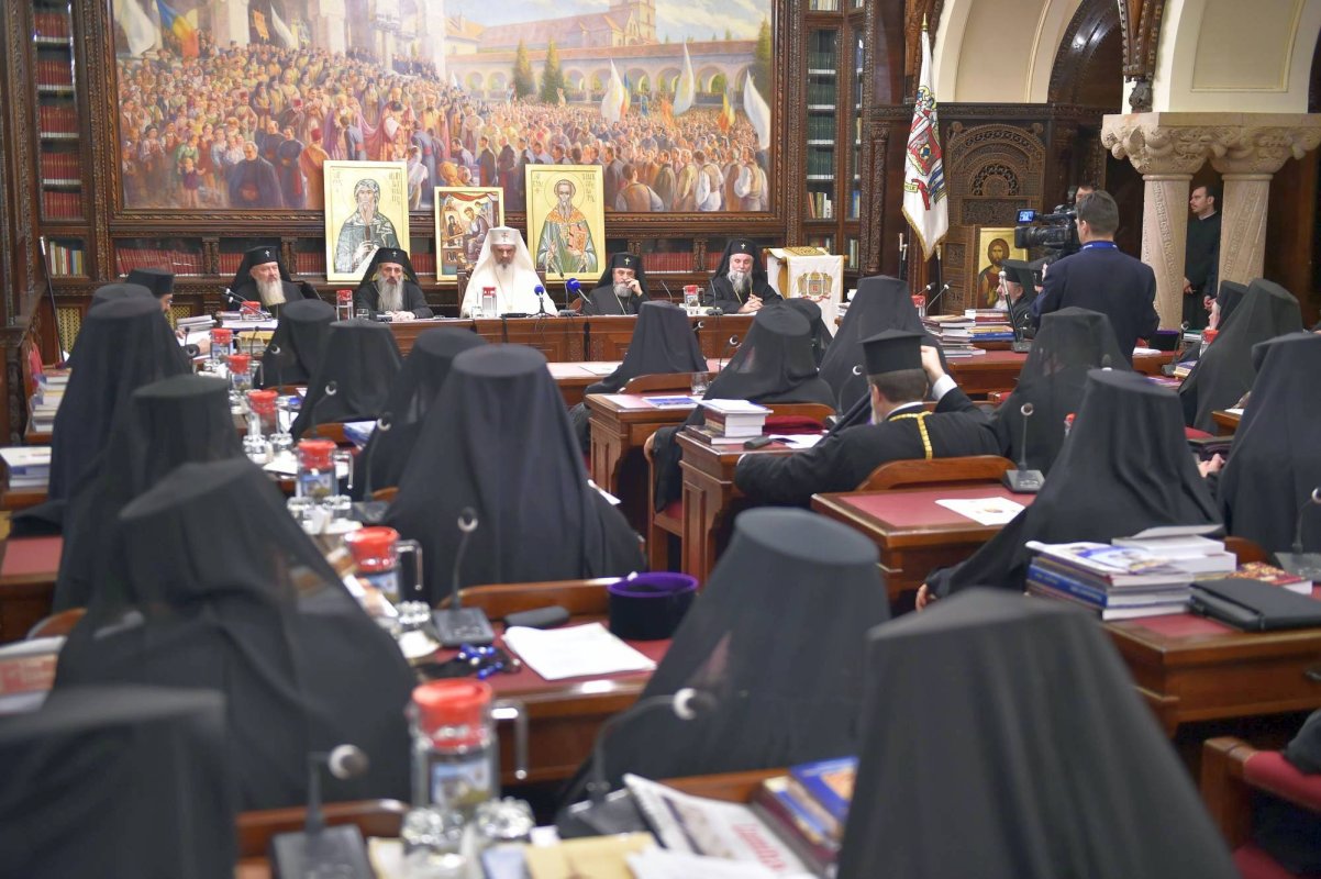 Sfântul Sinod s-a întrunit în ședință de lucru     44863
