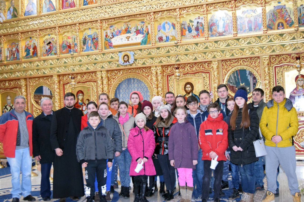 Copii și tineri din Banat, pelerini în Ardeal 44784