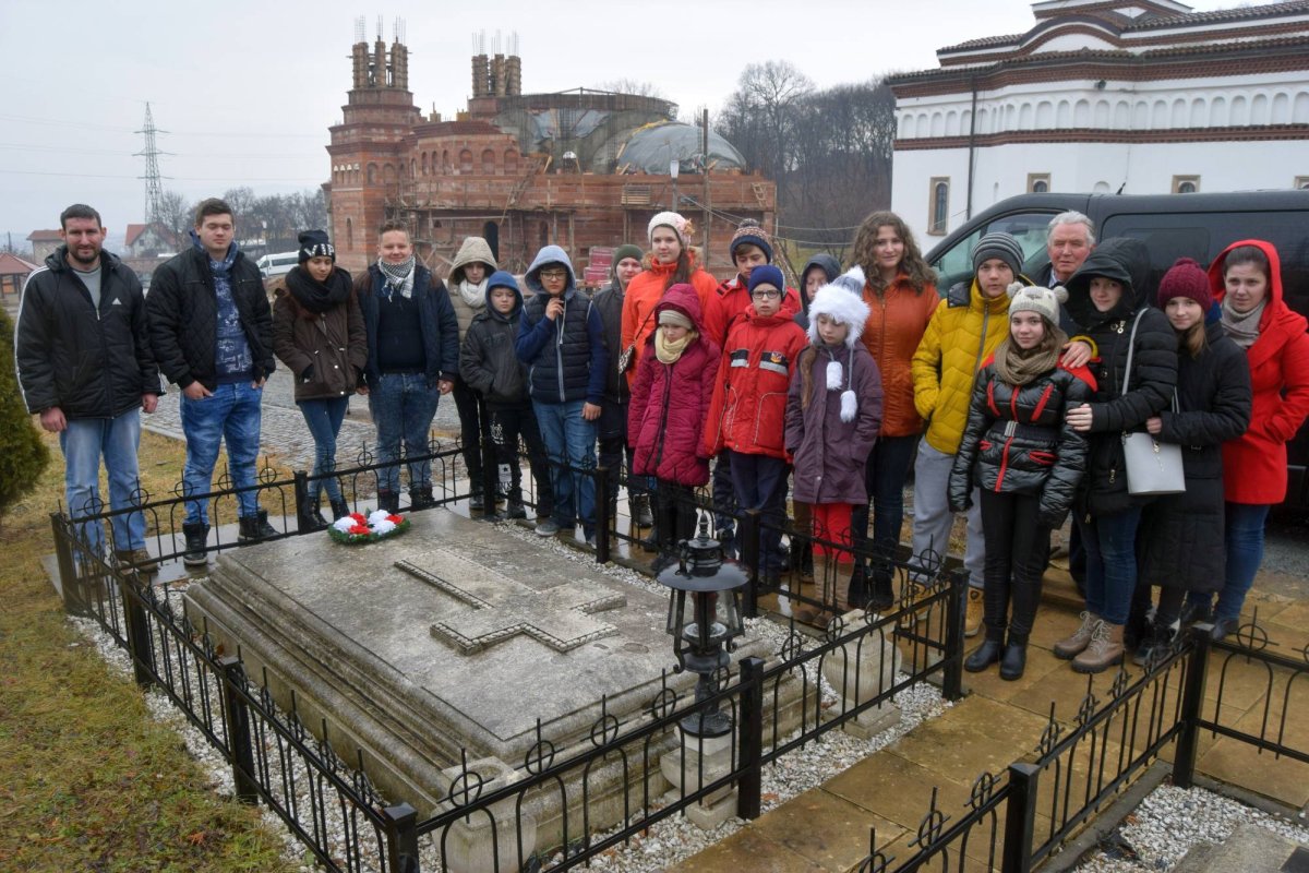 Copii și tineri din Banat, pelerini în Ardeal 44787