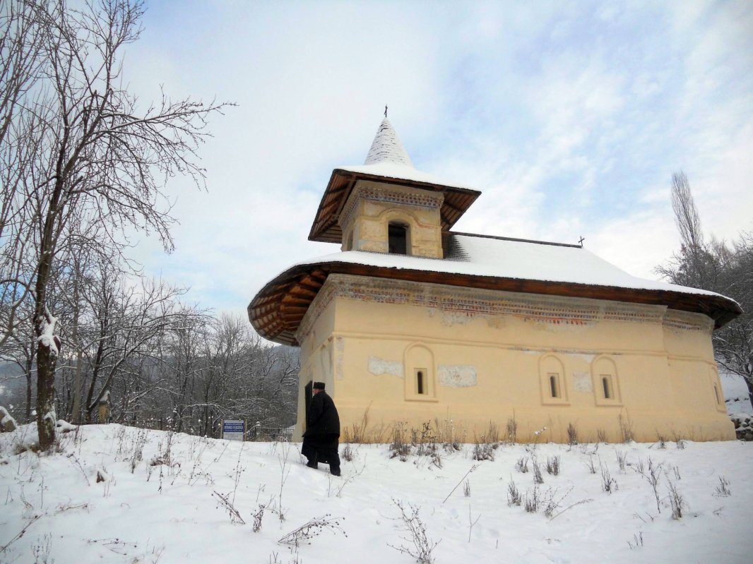 Biserica episcopală cu ghiulele de tun în coaste 44330