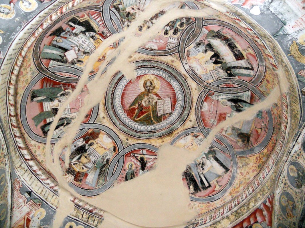 Biserica episcopală cu ghiulele de tun în coaste 44331