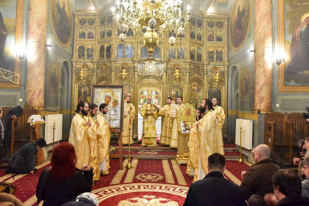 Slujire arhierească la Râmnicu Vâlcea 44254