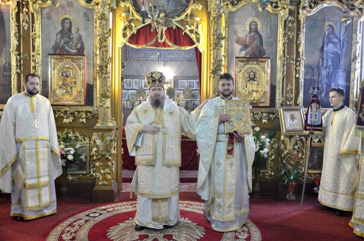 Slujiri arhiereşti la Duminica Înfricoşătoarei Judecăţi    44246