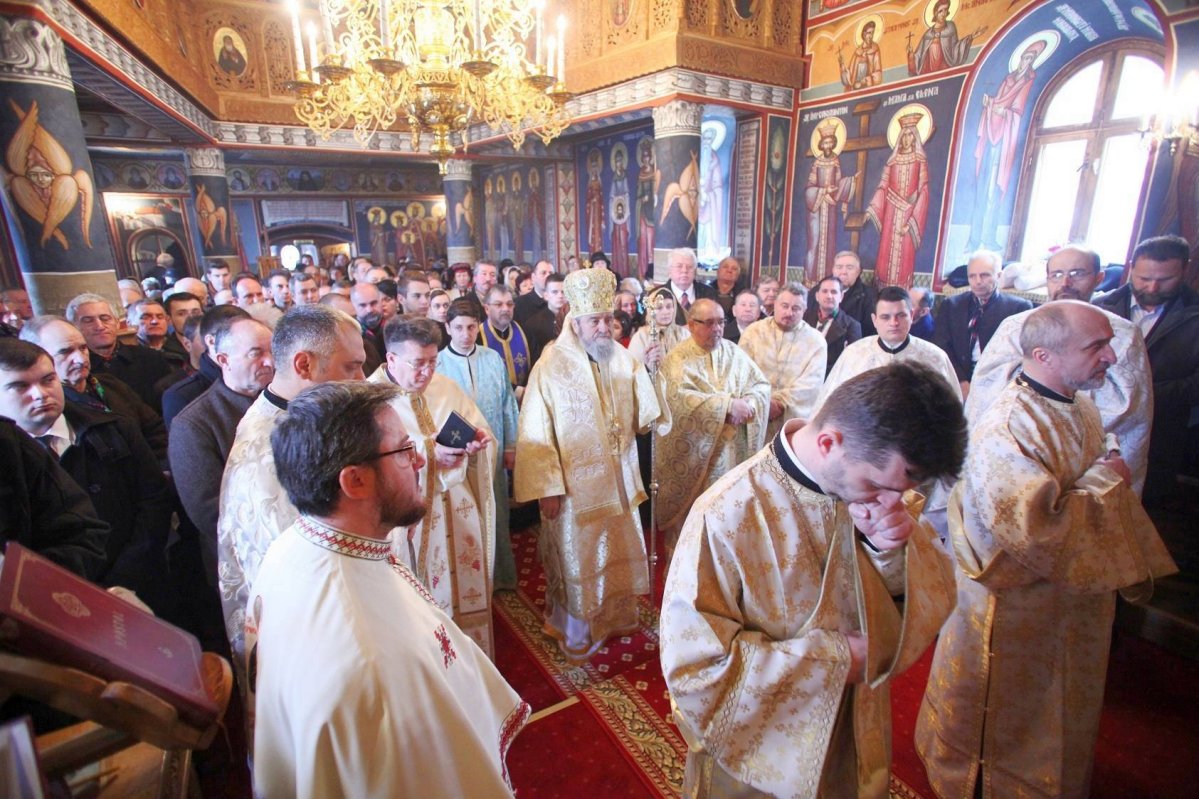 Slujiri arhiereşti la Duminica Înfricoşătoarei Judecăţi    44249