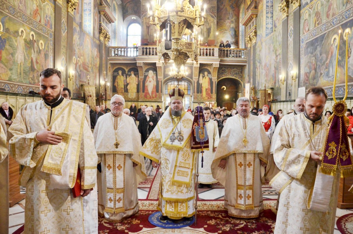 Slujiri arhiereşti în Duminica Izgonirii lui Adam din Rai      43870