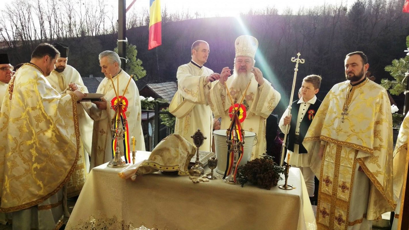 Slujiri arhiereşti în Duminica Izgonirii lui Adam din Rai      43872