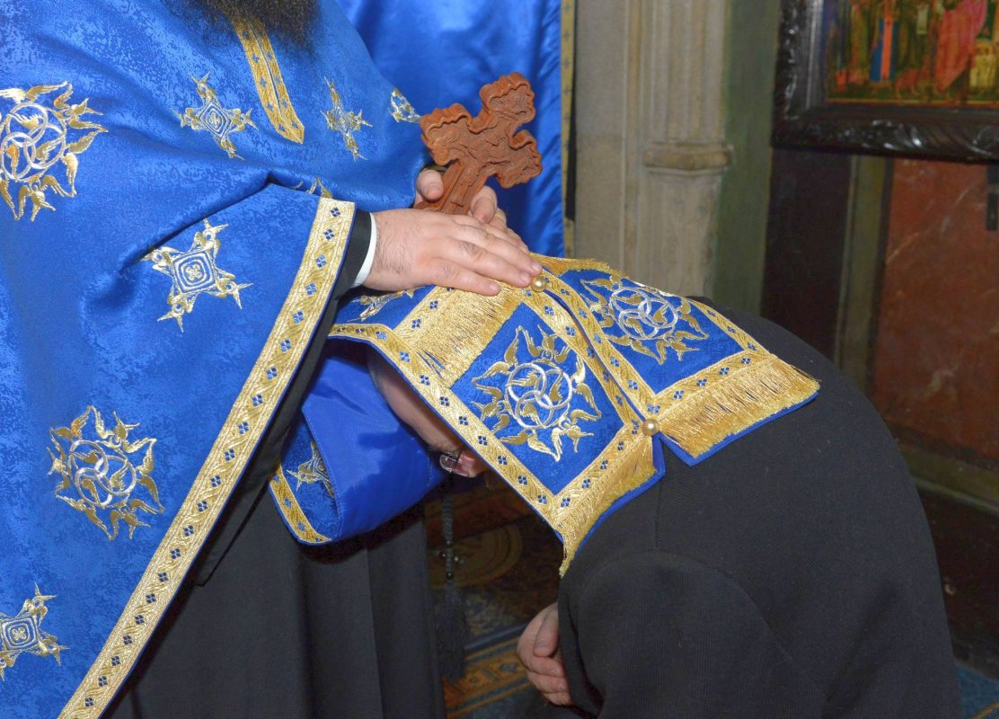 Întâlnirea cu duhovnicul, între obligație, speculație și abnegație 43800