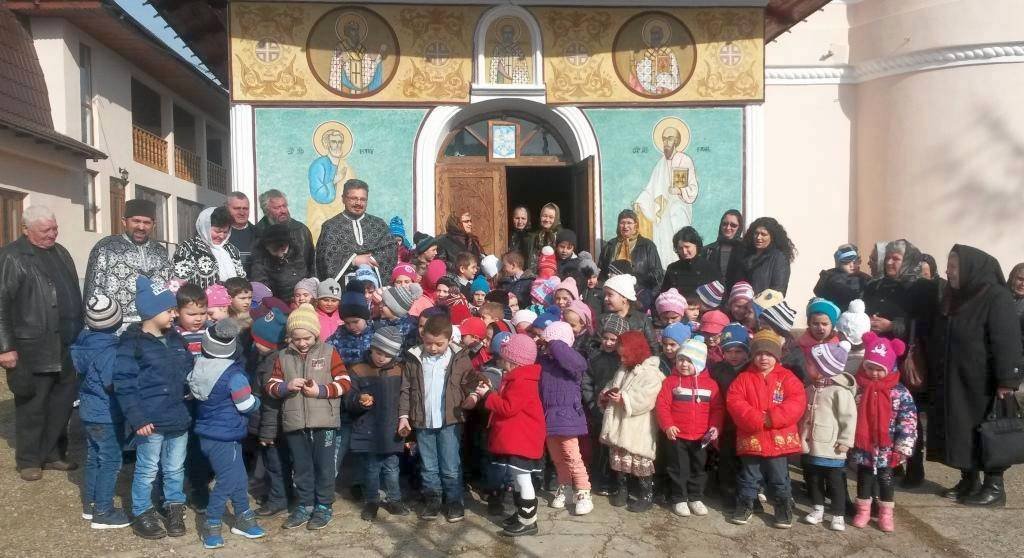 „Hristos împărtăşit copiilor“ în Parohia Poduri, Protopopiatul Moineşti 43545