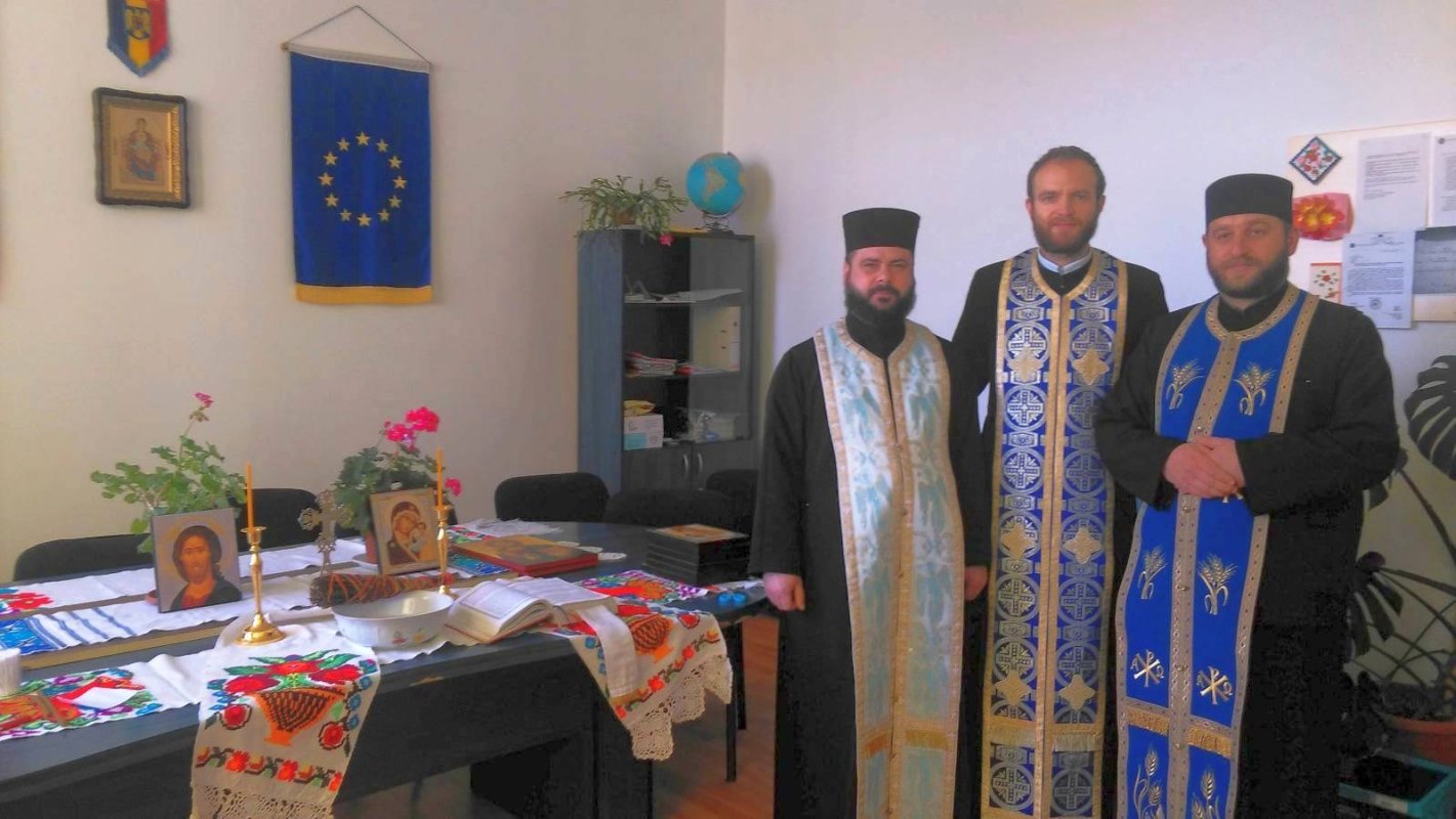 Sfinţirea şcolii bistrițene Corvinești   43559