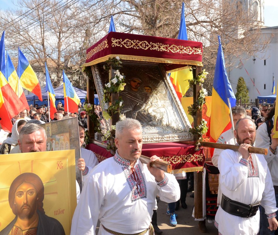 Procesiune cu icoane în Capitală  43520