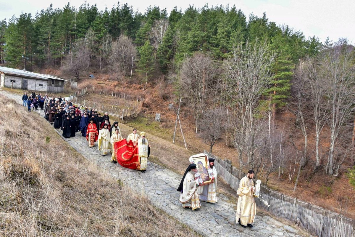 „Icoanele ne călăuzesc paşii  pe drumul mântuirii” 43426