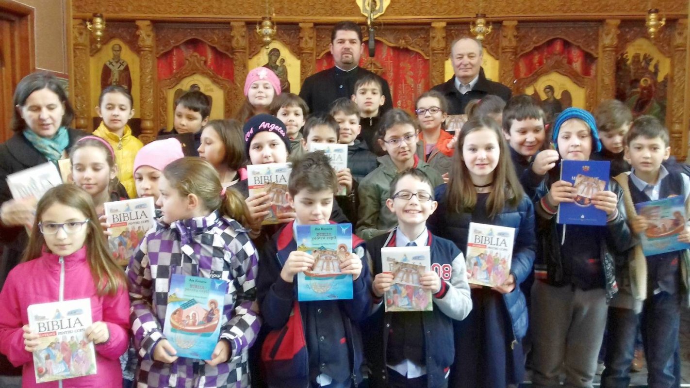 Biblii pentru elevi, la Parohia „Naşterea Domnului”  43354