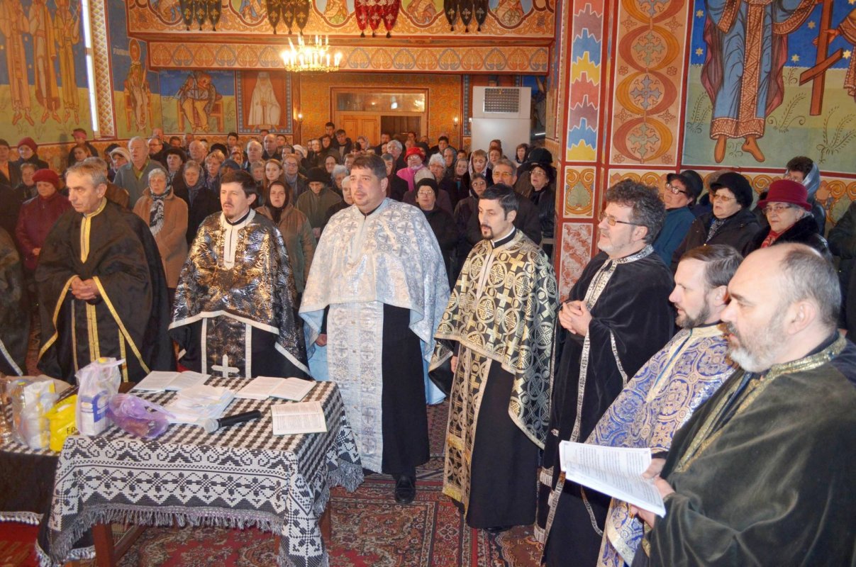 Taina Sfântului Maslu în parohii hunedorene    43278