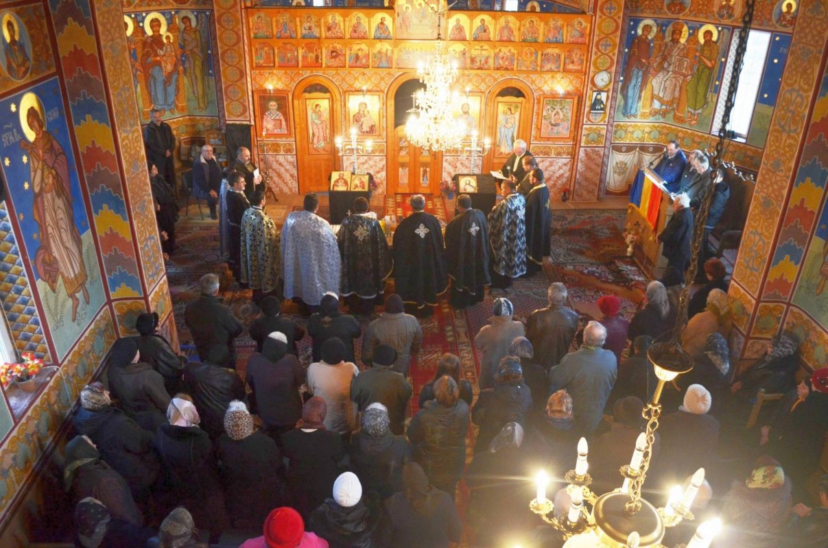 Taina Sfântului Maslu în parohii hunedorene    43280