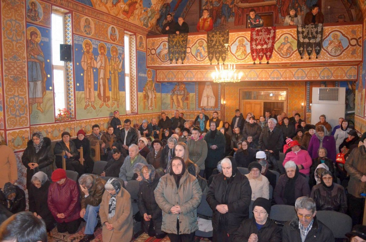 Taina Sfântului Maslu în parohii hunedorene    43281