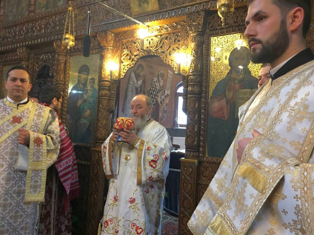 Slujiri arhiereşti în Duminica Sfântului Ierarh Grigore Palama    43014