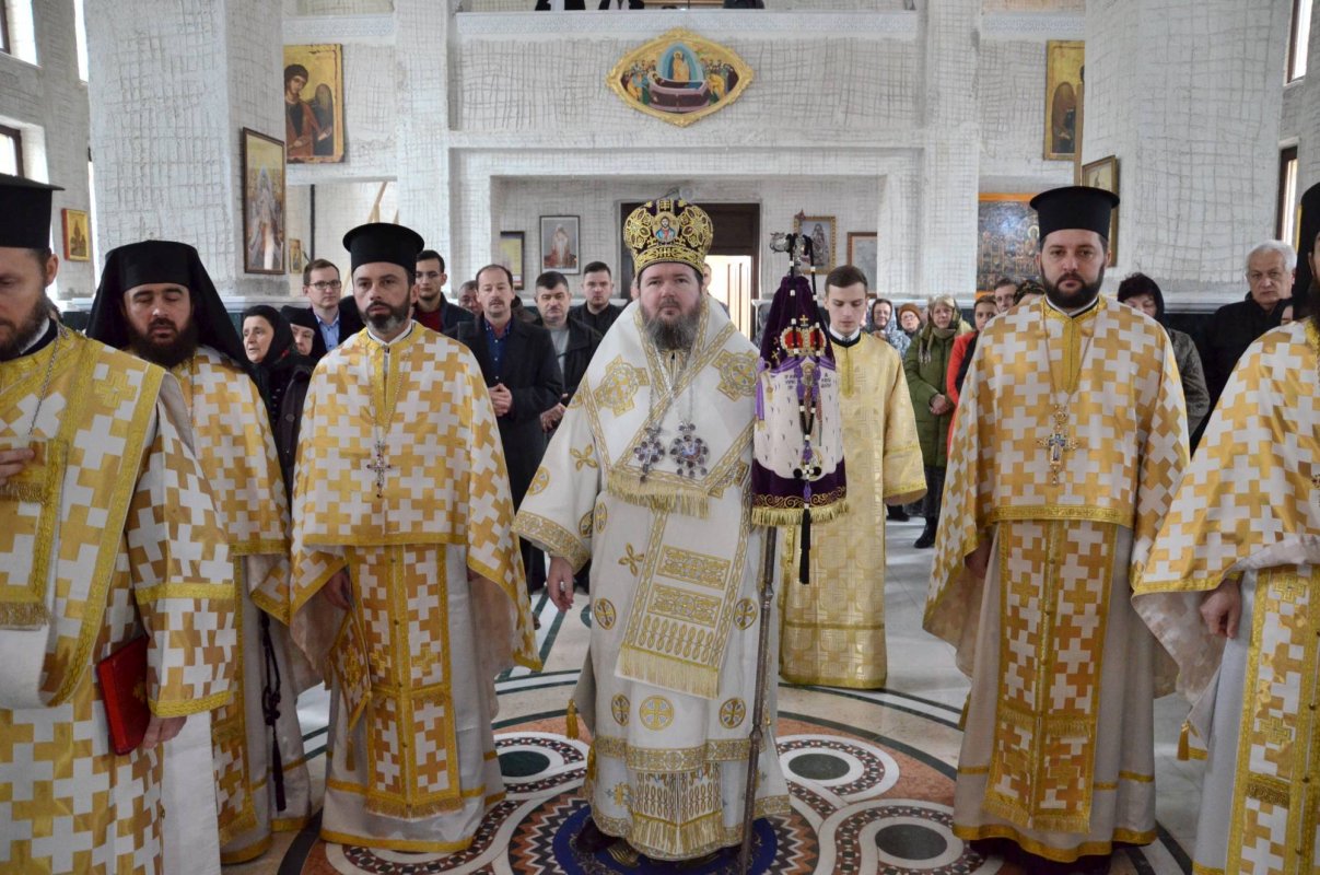 Slujiri arhiereşti în Duminica Sfântului Ierarh Grigore Palama    43016