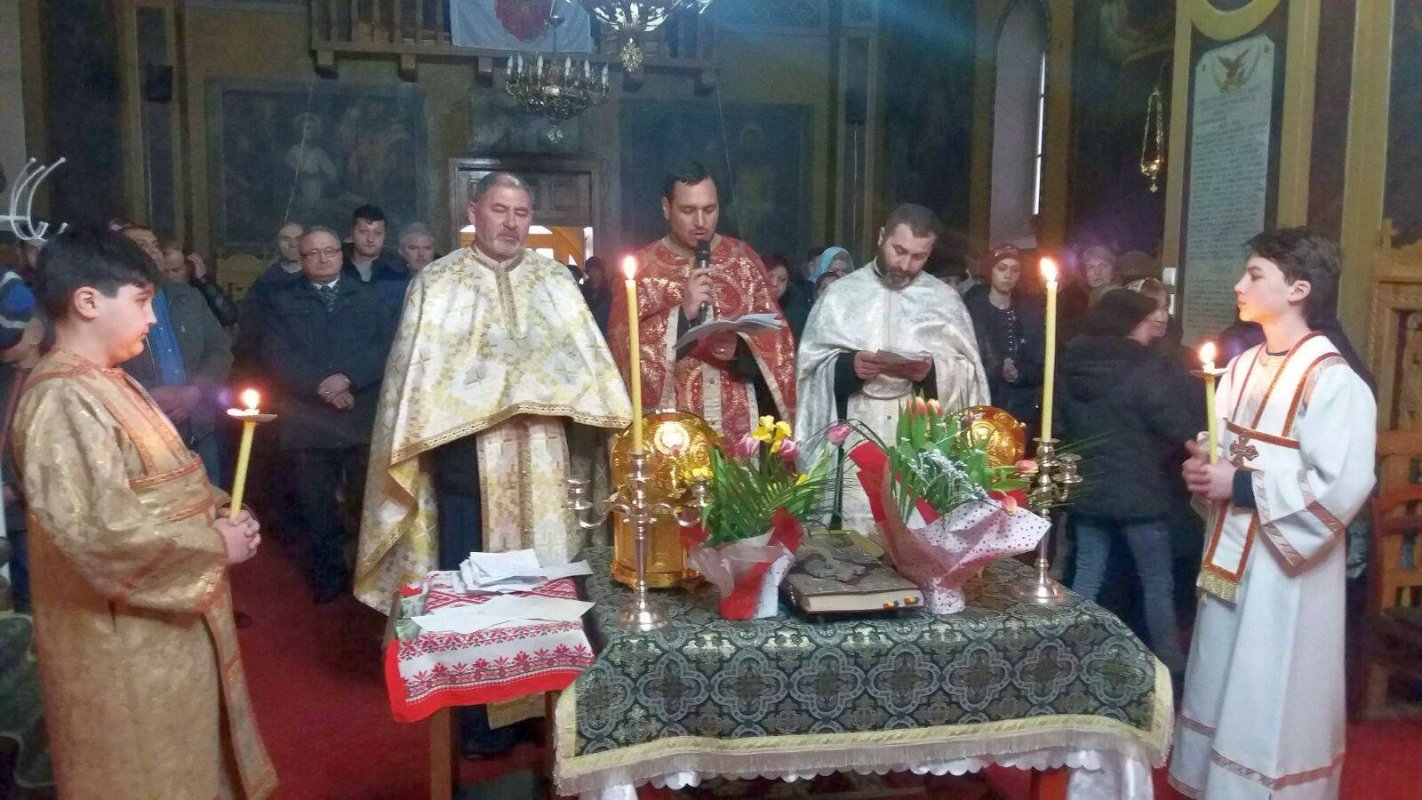 Sfinte moaşte, în pelerinaj la biserica din Scorţeni, Protopopiatul Moineşti 42947