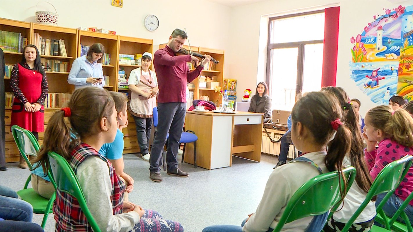 Concert de vioară pentru copiii de la două centre de zi 42922