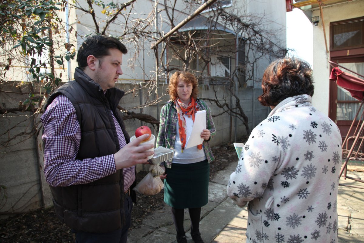 „Masa pe roți” - hrană caldă pentru nevoiași 42914