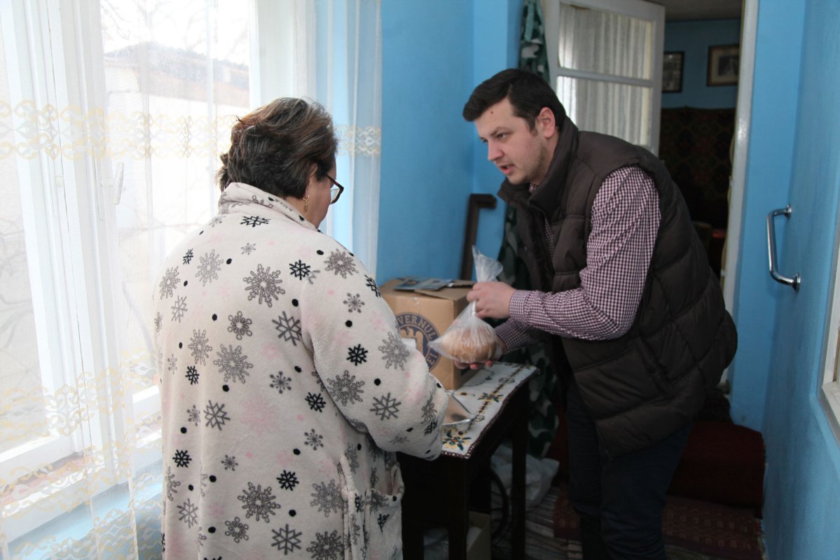 „Masa pe roți” - hrană caldă pentru nevoiași 42915