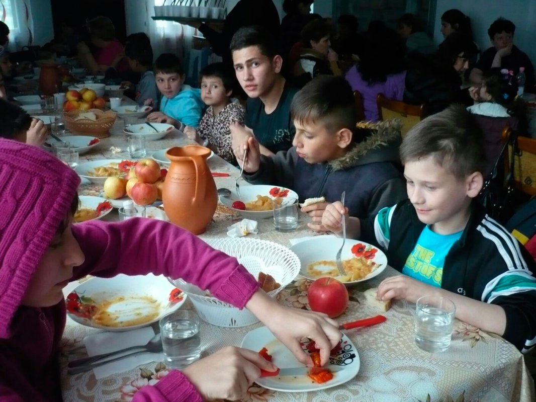 Filantropie pentru tineri și vârstnici 42709