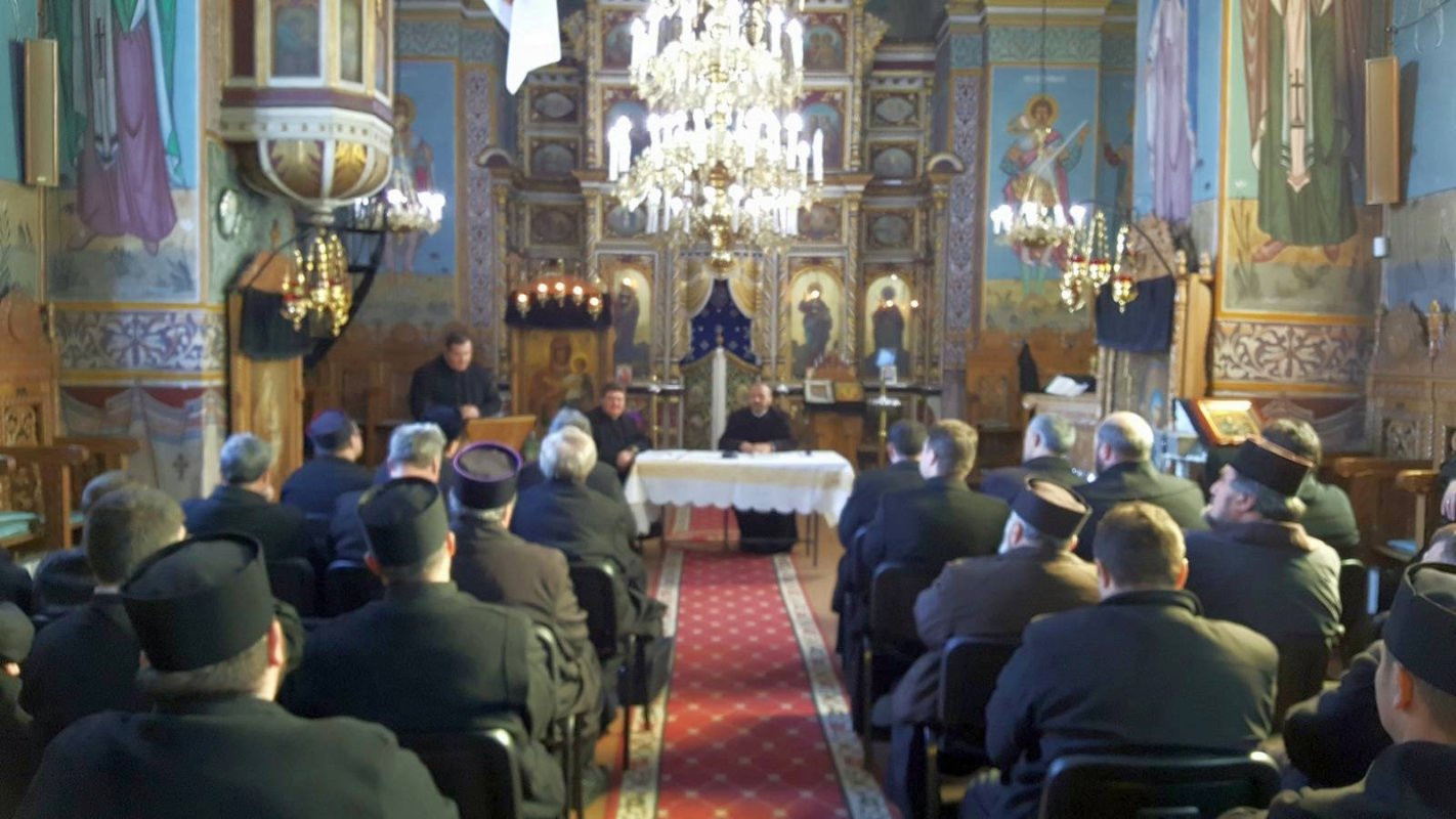 Întruniri preoţeşti în protopopiatele Buhuşi şi Sascut  42674