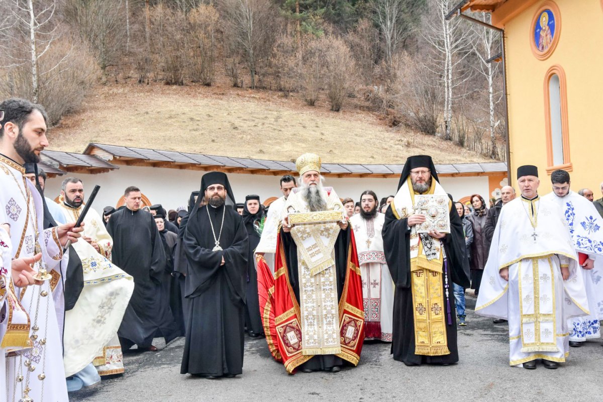 Sfinte Liturghii arhiereşti la mănăstirile Vişina şi Mălaia 42622