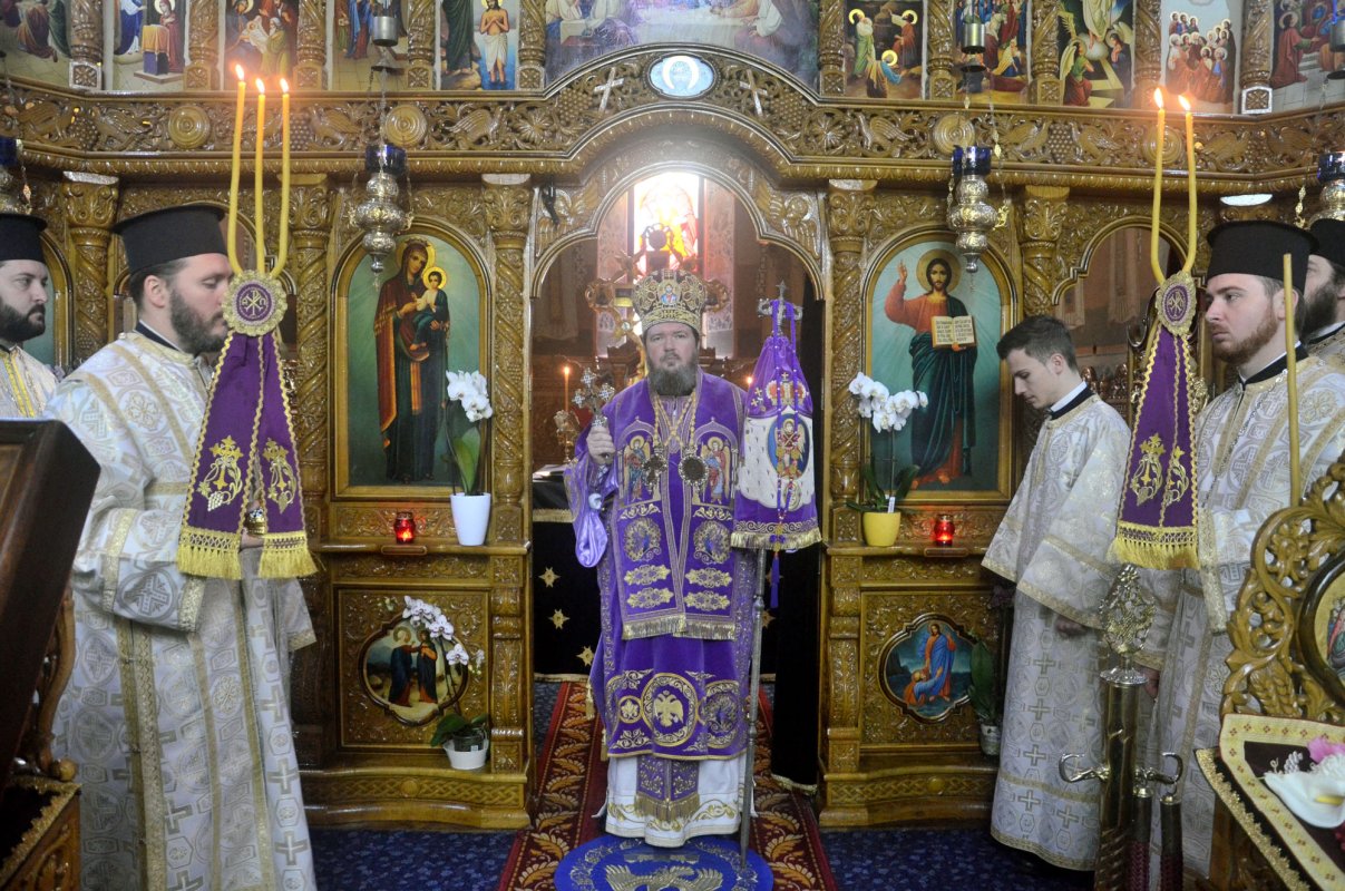 Slujiri arhiereşti în Duminica Sfintei Cruci 42614