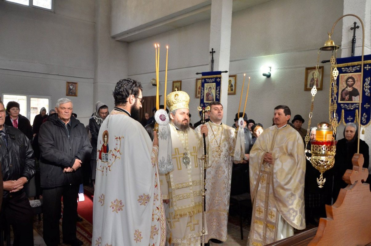 Slujiri arhiereşti în Duminica Sfintei Cruci 42617