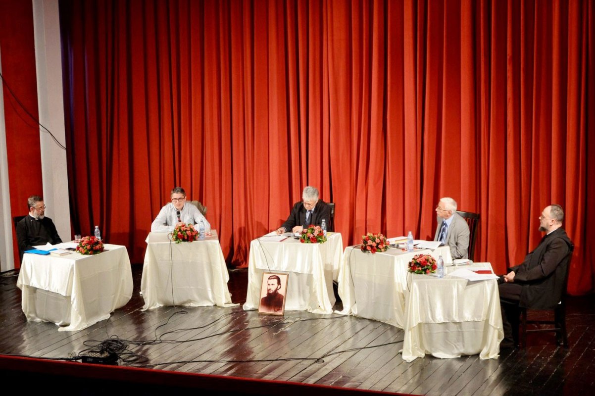 Masă rotundă cu tema „Credință și cunoaștere pe Cărarea Împărăției“ închinată duhovnicului Arsenie Boca, la Deva 42340