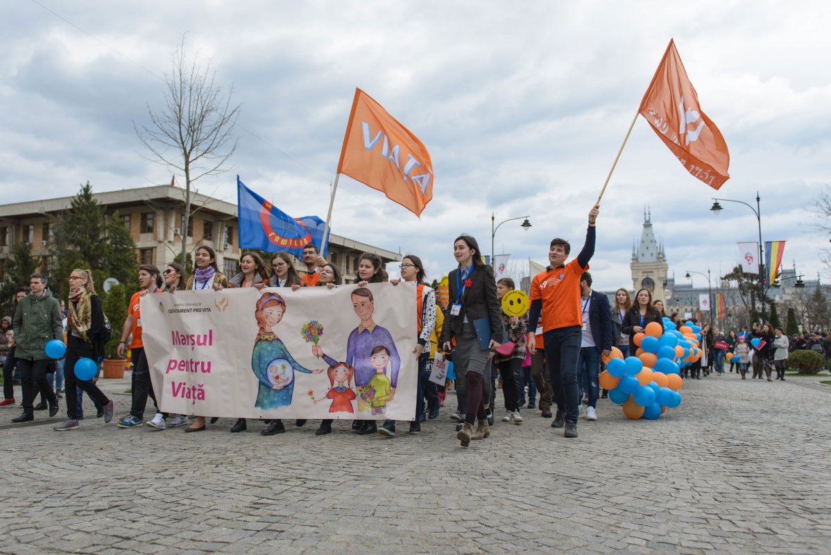 Marşul pentru viaţă a binevestit: „Ajută mama şi copilul! Ei depind de tine“ 42249