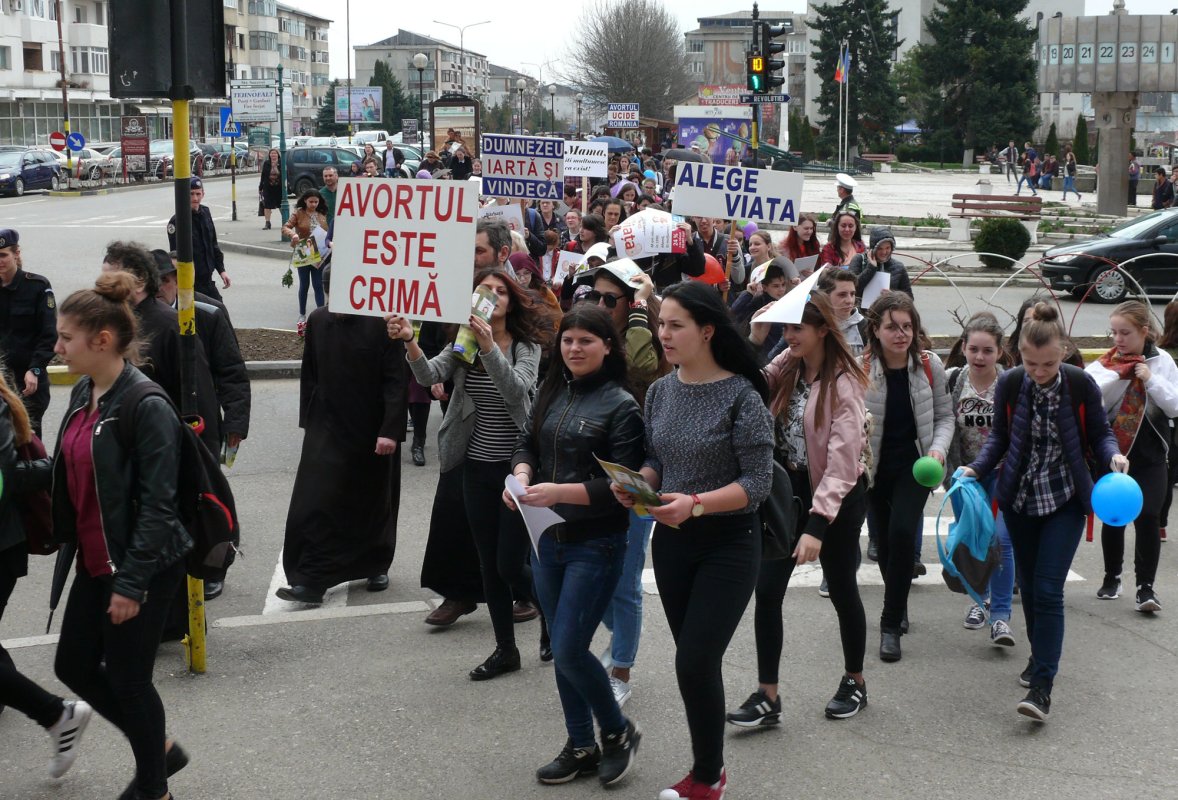 Marşul pentru viaţă a binevestit: „Ajută mama şi copilul! Ei depind de tine“ 42254