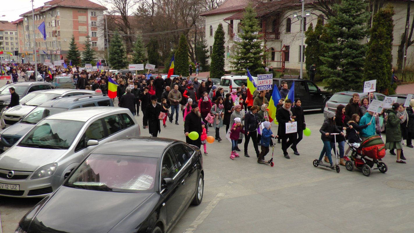 Marşul pentru viaţă a binevestit: „Ajută mama şi copilul! Ei depind de tine“ 42256