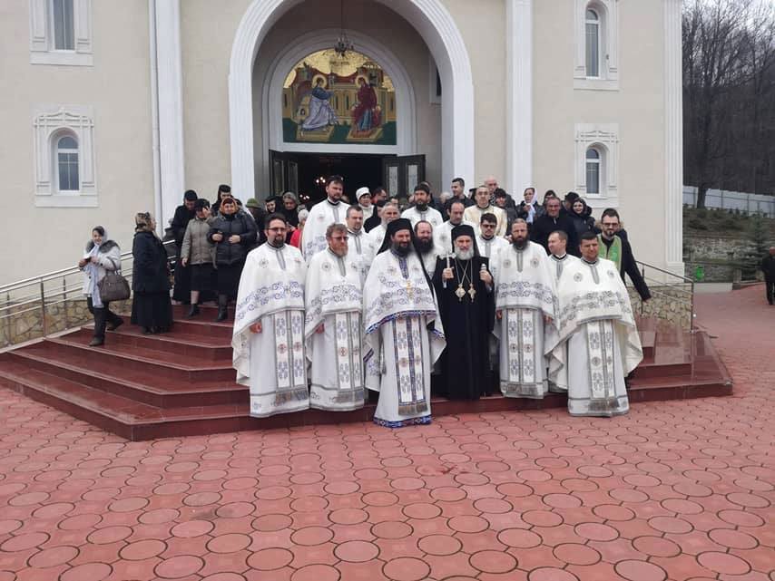 Slujbe arhiereşti la Tisa Silvestri şi la Roman 42178