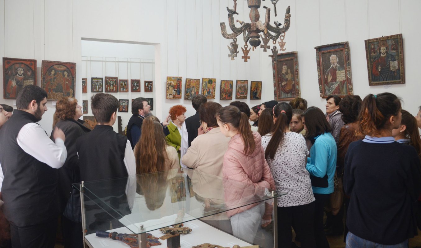 Elevi în vizită la reședința episcopală din Oradea 42126