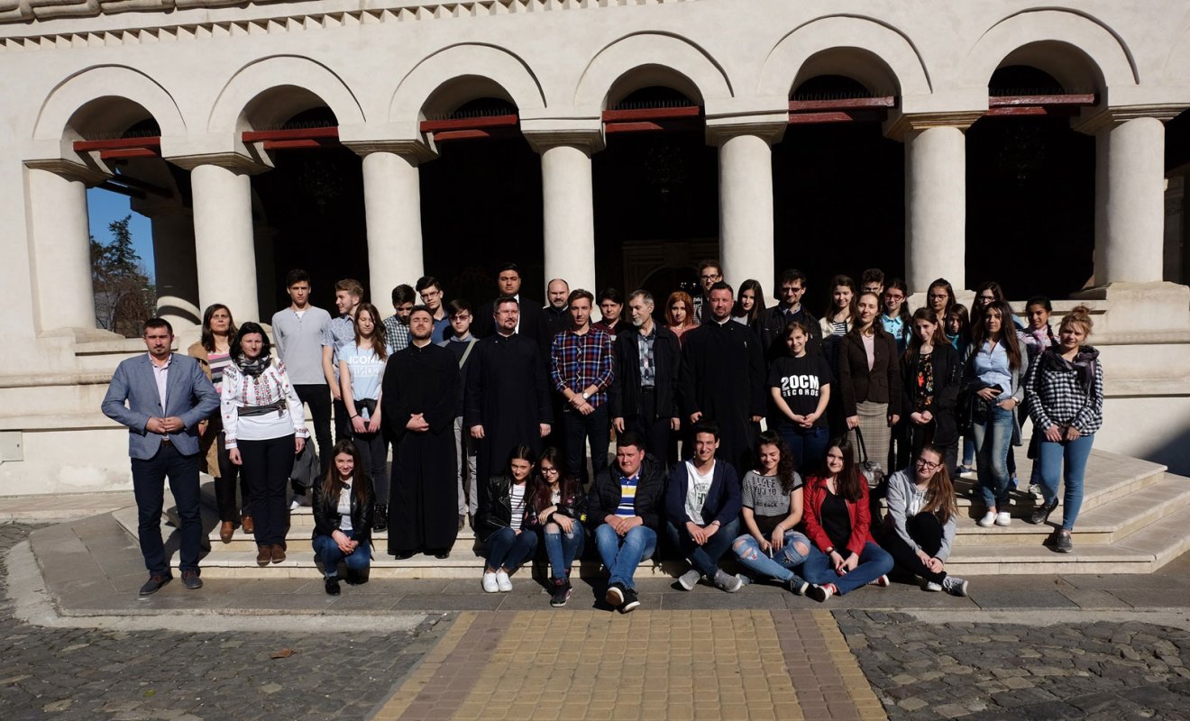 Tineri buzoieni în vizită culturală la București 42106