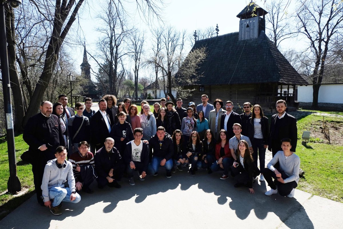 Tineri buzoieni în vizită culturală la București 42108