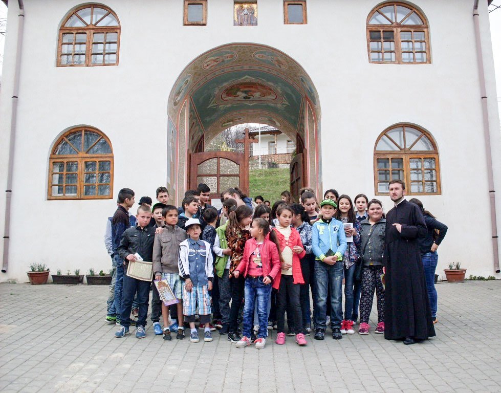 Pelerinaj pentru elevii Școlii Gimnaziale din Voetin, județul Vrancea 41720