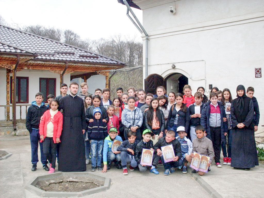 Pelerinaj pentru elevii Școlii Gimnaziale din Voetin, județul Vrancea 41721