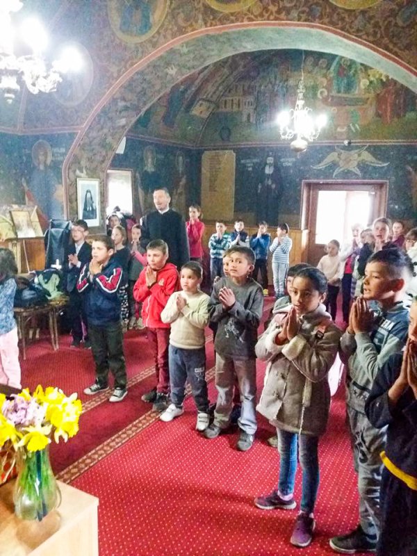 Activităţi catehetice cu elevii din Parohia Secui 41644