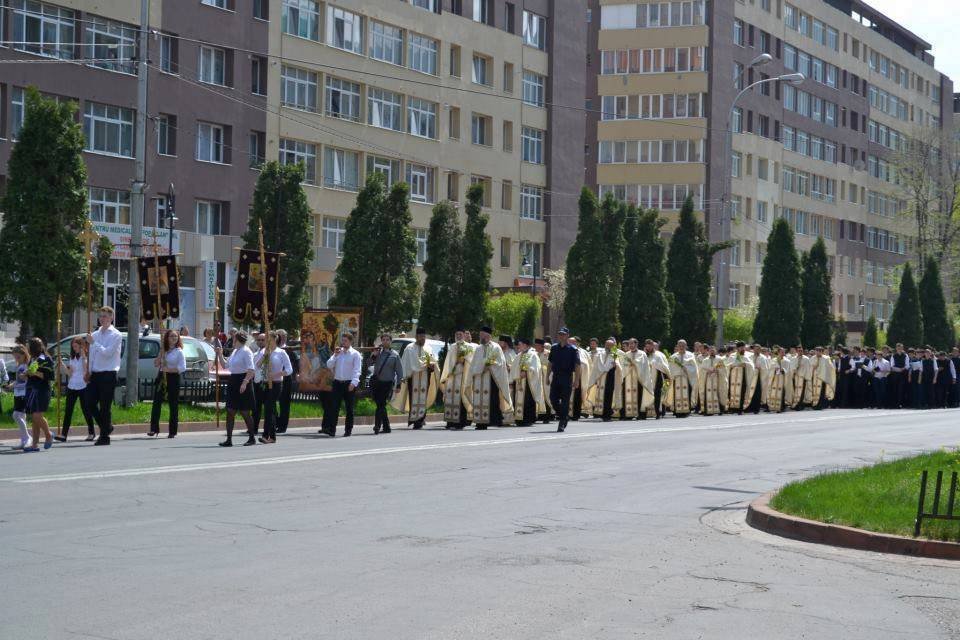 Floriile, serbate prin procesiuni în Eparhia Iaşilor   41555